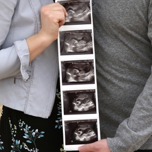 fun-pregnancy-announcment-photo