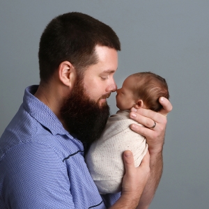 dad-with-newborn-photo-indianapolis
