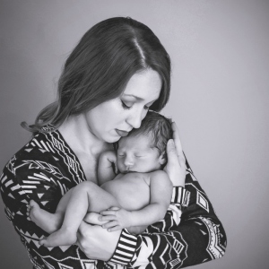 mom-newborn-baby-photo