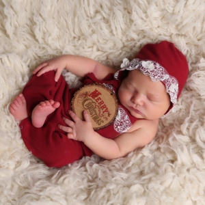 newborn-baby-christmas-picture-merry