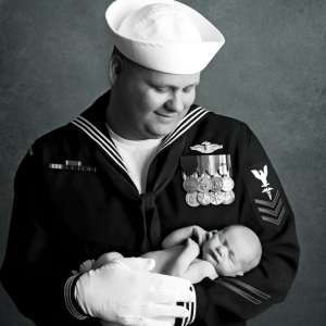 newborn-military-dad-photo-indianapolis