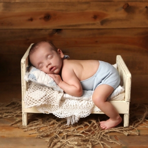 newborn-sleeping-bed-photo-indianapolis