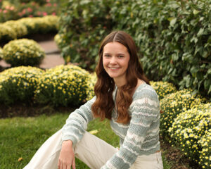 outdoor senior picture of girl in carmel indiana