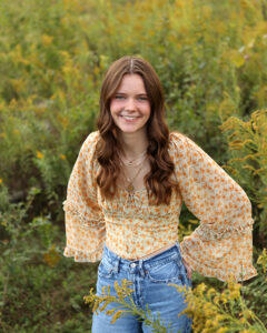 outdoor senior picture of girl in carmel indiana