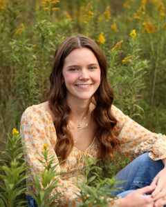 outdoor senior picture of girl in carmel indiana