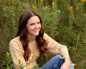 outdoor senior picture of girl in carmel indiana