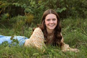 outdoor senior picture of girl in carmel indiana