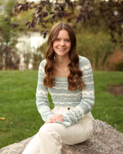 outdoor senior picture of girl in carmel indiana