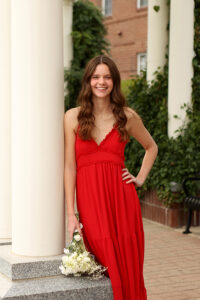 outdoor senior picture of girl in carmel indiana