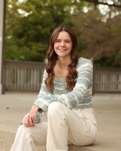 outdoor senior picture of girl in carmel indiana