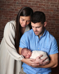 baby pose with parents